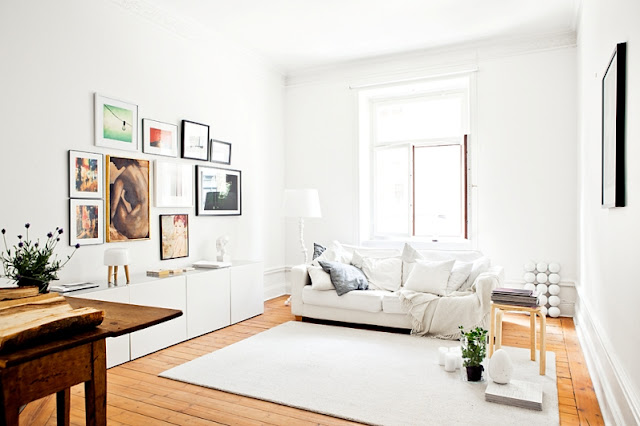 suelo de madera natrual y muebles blancos